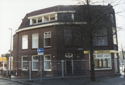 605918 Gezicht op de voor sloop bestemde huizen Vleutenseweg 335 - 339 te Utrecht, op de hoek met de Busken Huetstraat.